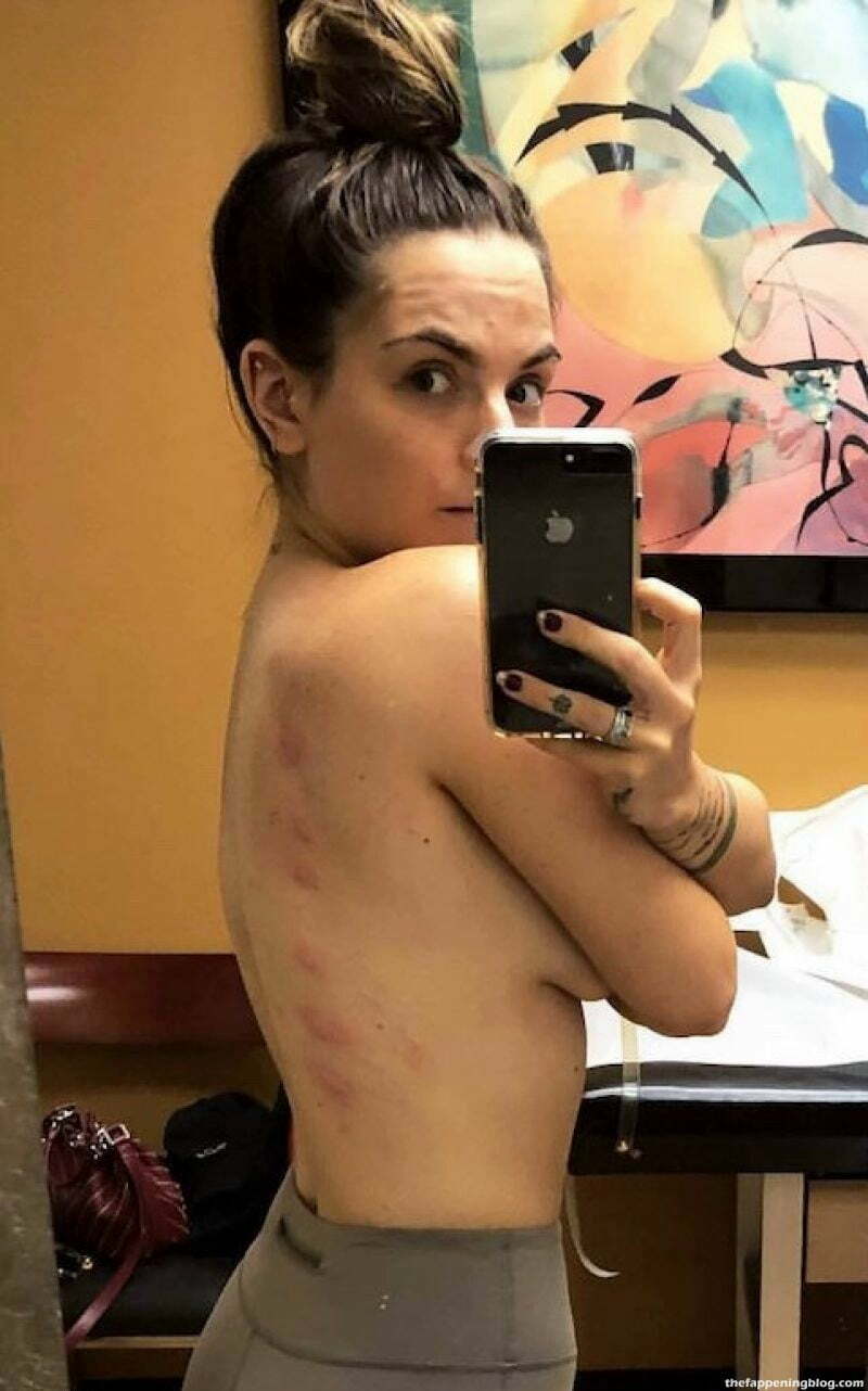 JoJo Levesque Topless (5 Photos)