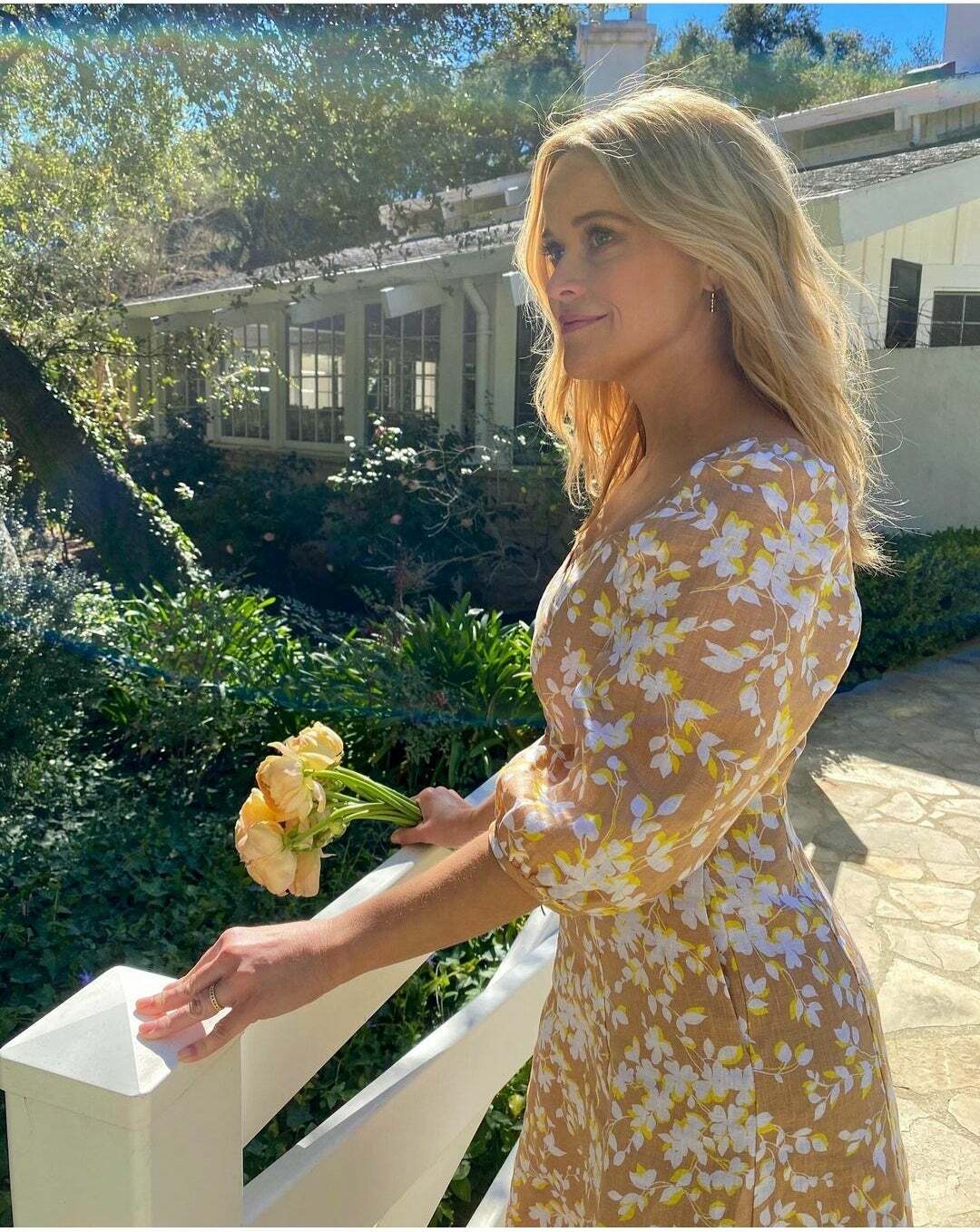 Reese Witherspoon with major housewife vibes