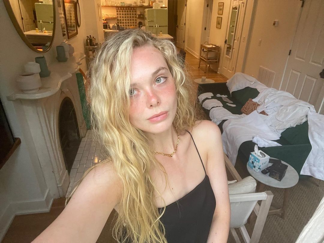 Elle Fanning waiting for a blowbang?