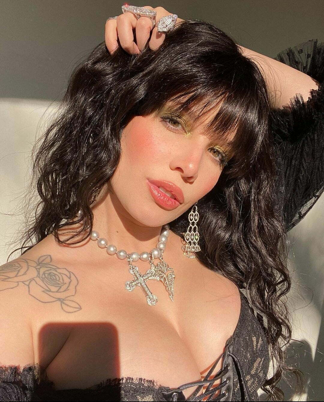 Who wants to cover Halsey's new mommy tits with me?