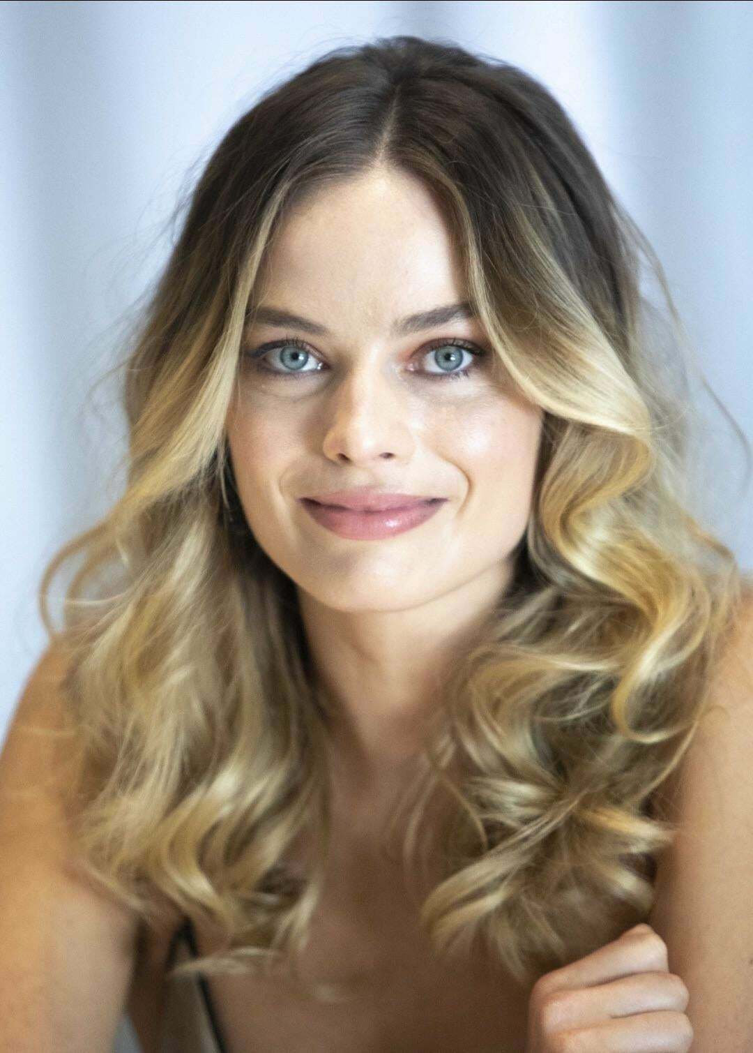 Just woke up and I’m rock hard someone help me cum to Margot Robbie please