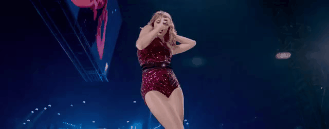 Taylor Swift teasing her fat ass