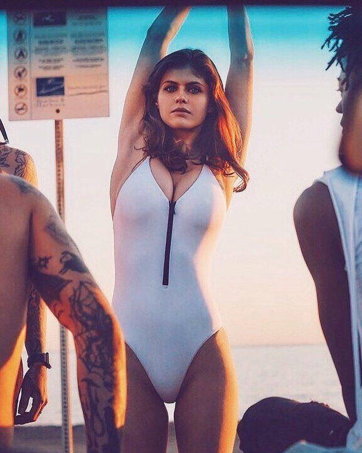 Alexandra daddario makes me rock hard all the time. Absolute goddess 😍 💦💦