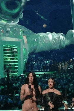 Megan Fox sweet bikini plot on VMAs 2021