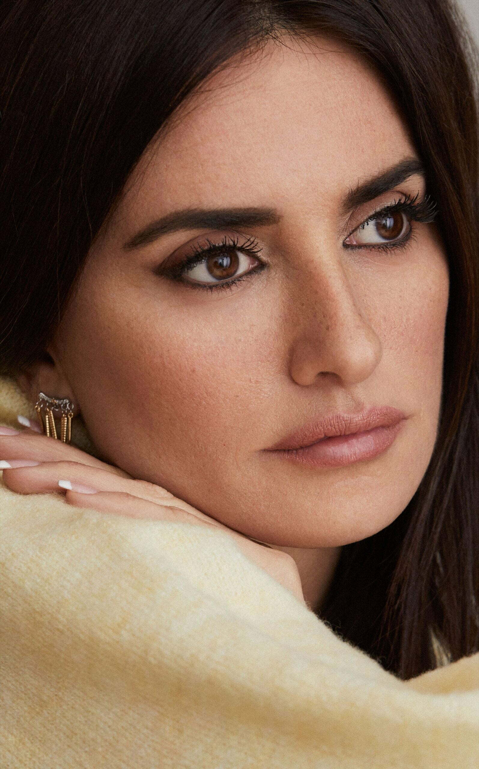 Penelope Cruz has a fucking hot face Zoom in