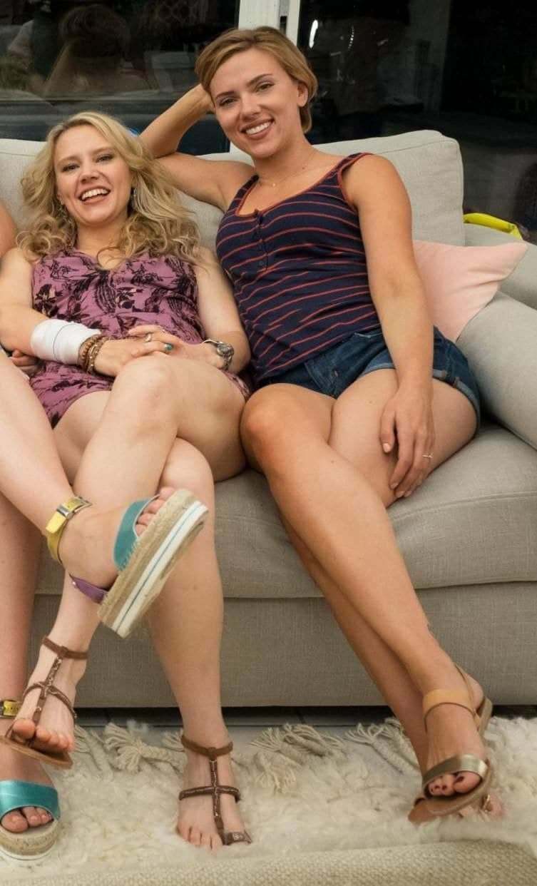 Scarlett Johansson and Kate McKinnons meaty white thighs are priceless