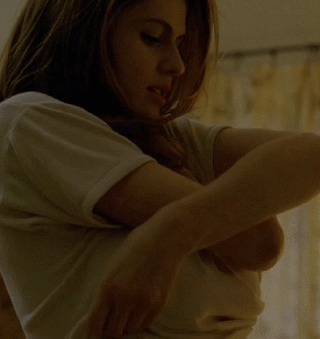 The size of Alexandra Daddario's jugs 💀