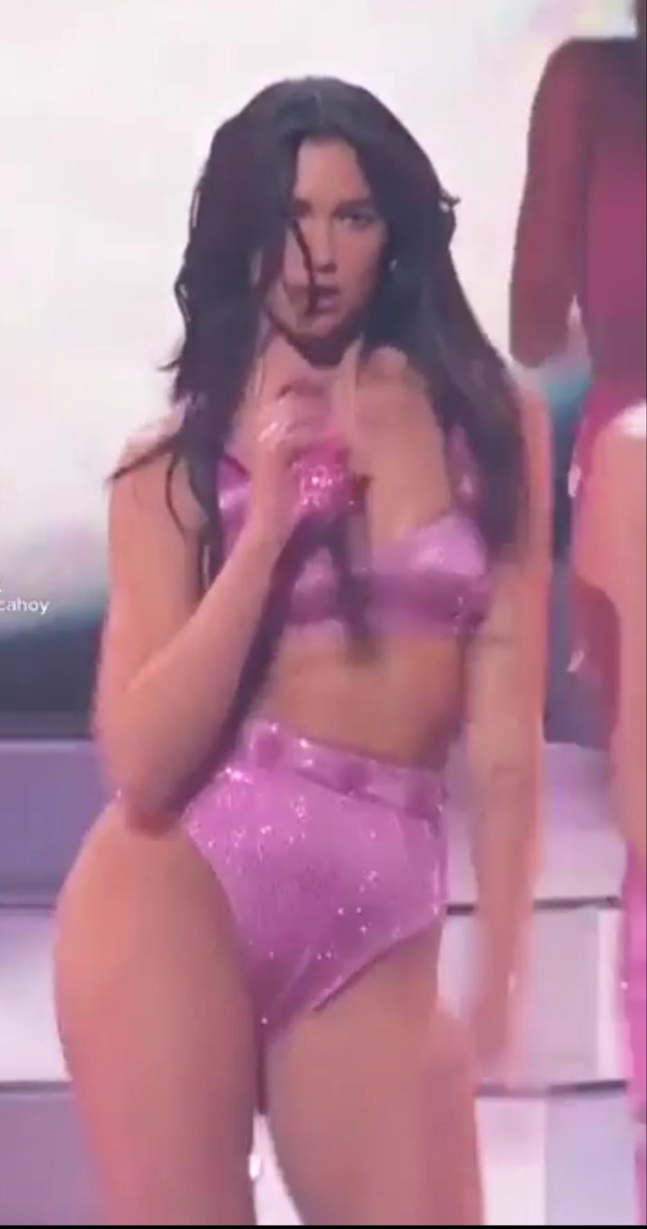 Dua Lipa looked so ridiculously hot at the Grammys Turning