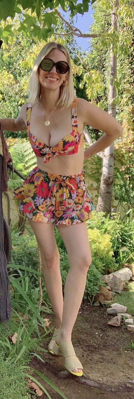 Cant stop cumming for January Jones