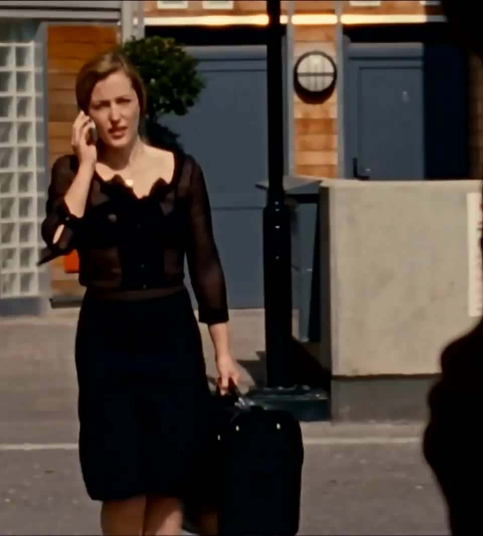 Gillian Anderson sweet pointy plots in Straightheads 2007