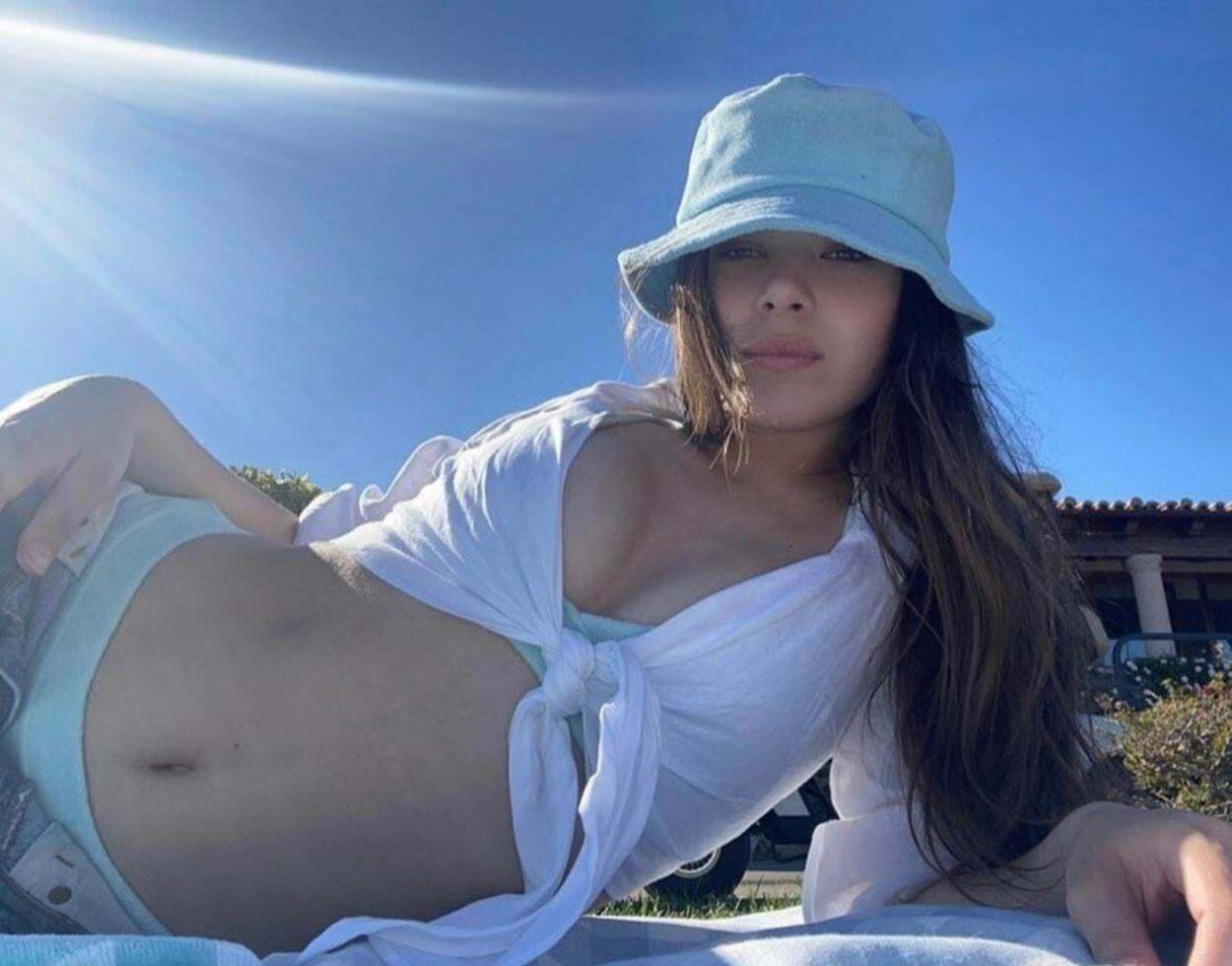 Hailee Steinfeld knows how sexy she is