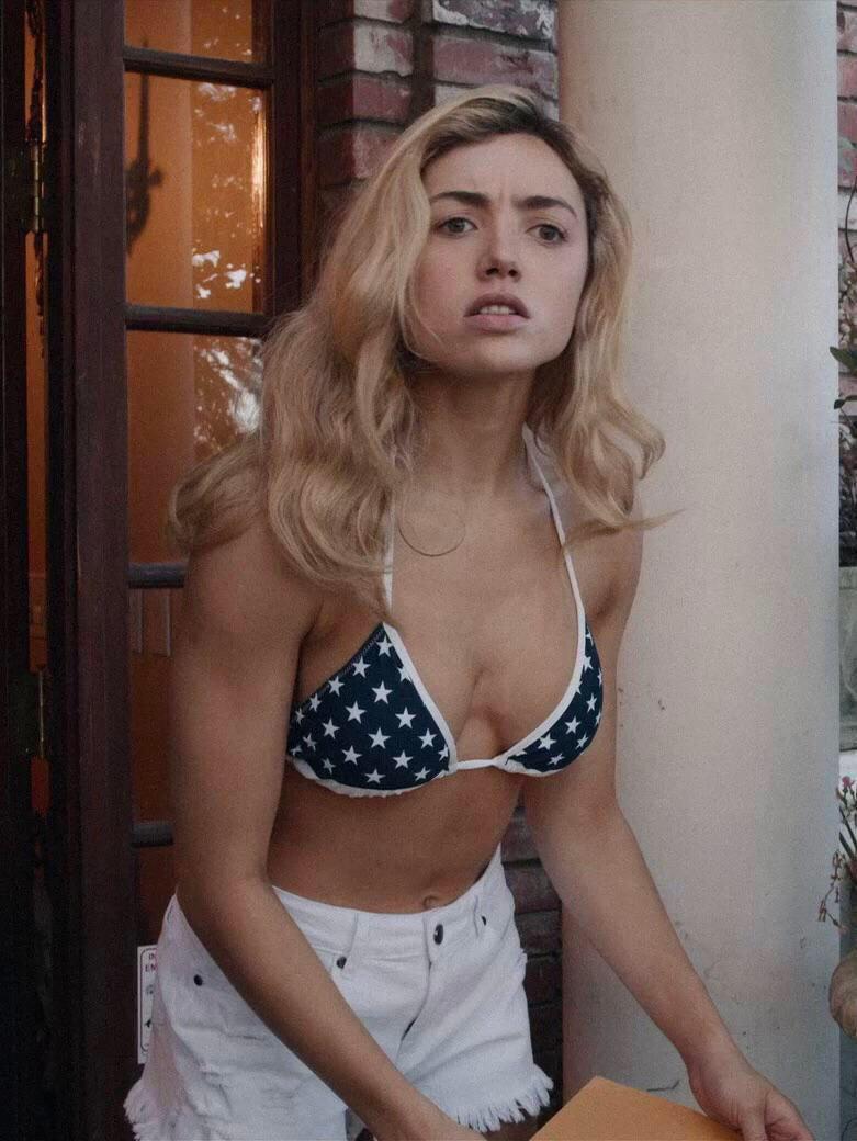 Peyton List really seems to love showing off recently