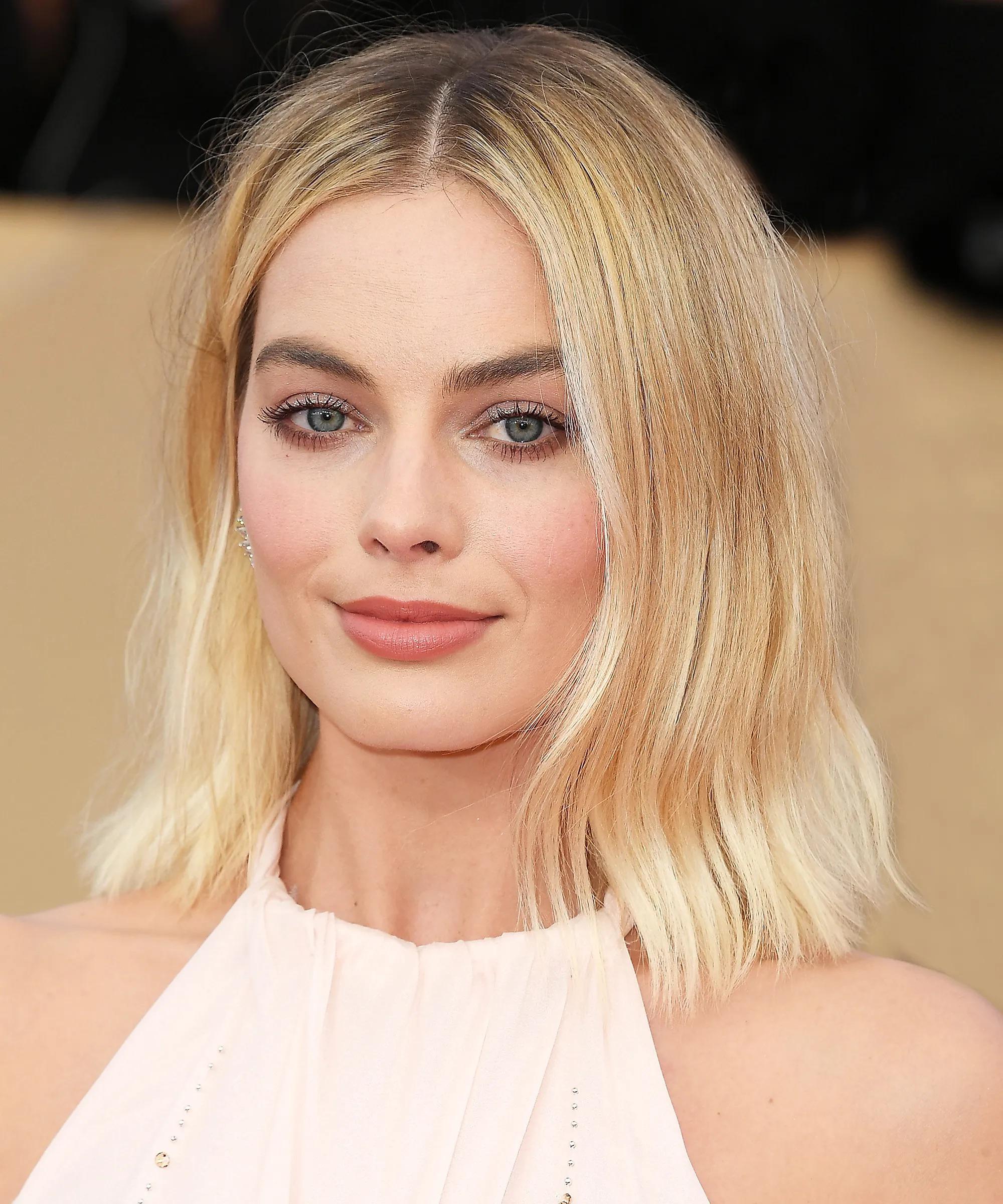 Someone help me cum Margot Robbie please Im soo horny