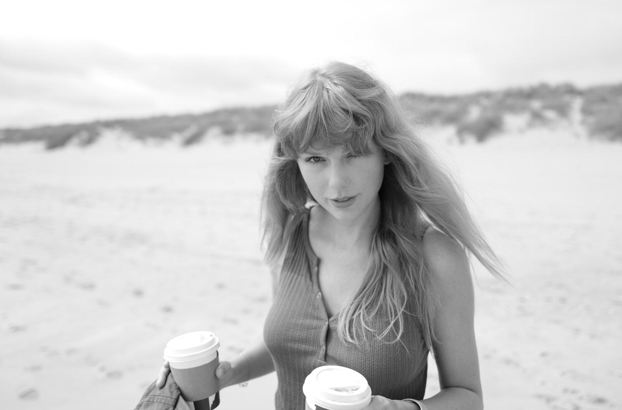 Taylor Swift looks busty here