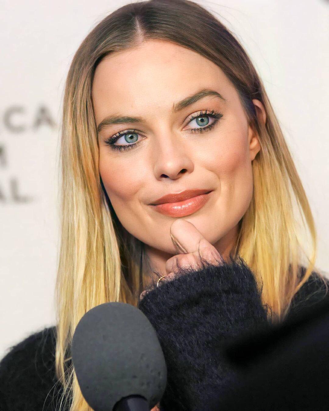 What is Margot Robbie looking at