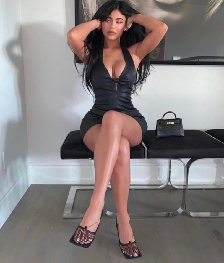 Let’s get bi and cum over Kylie Jenner and her sexy feet