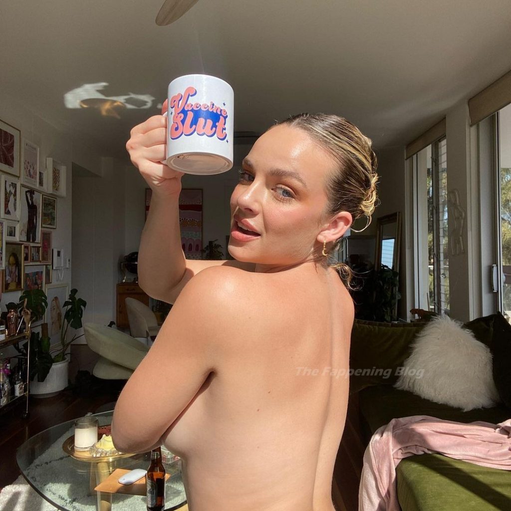 Abbie Chatfield Topless 3 Photos