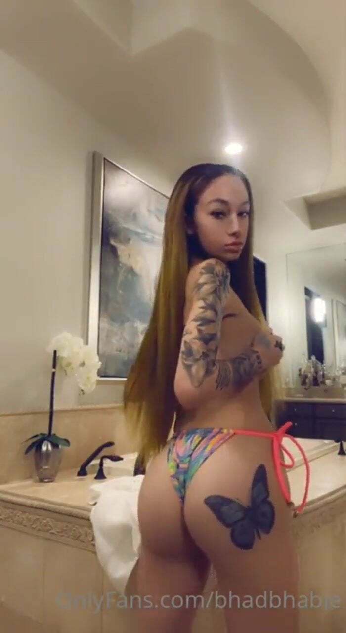 Bhad Bhabie She shakes the butterfly on her butt