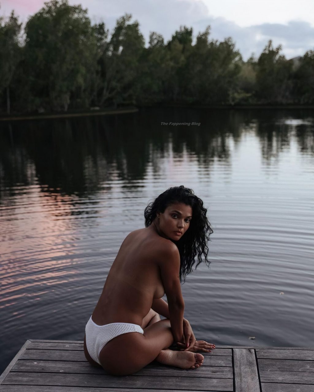Daniela Braga Topless 5 Photos