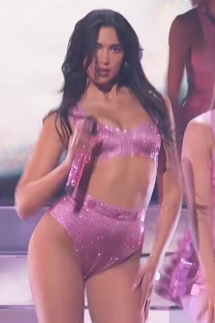 Dua Lipas amazing body gets all the fanboys jerking So