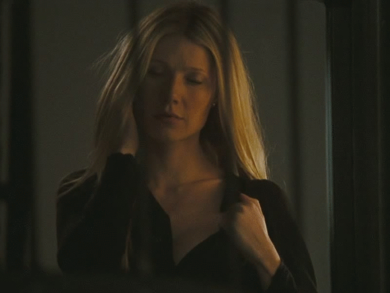 Gwyneth Paltrow letting her titty out