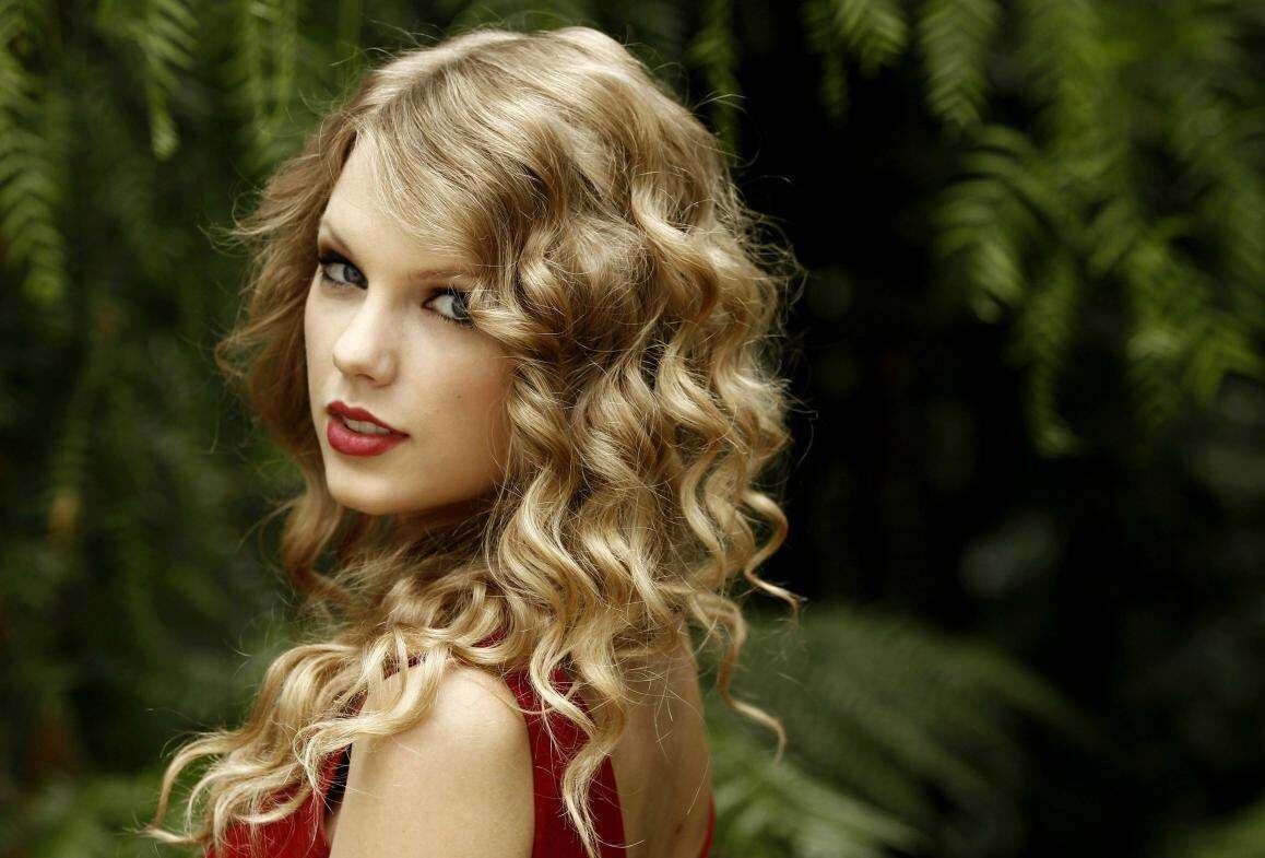 Id love to mess up Taylor Swifts makeup
