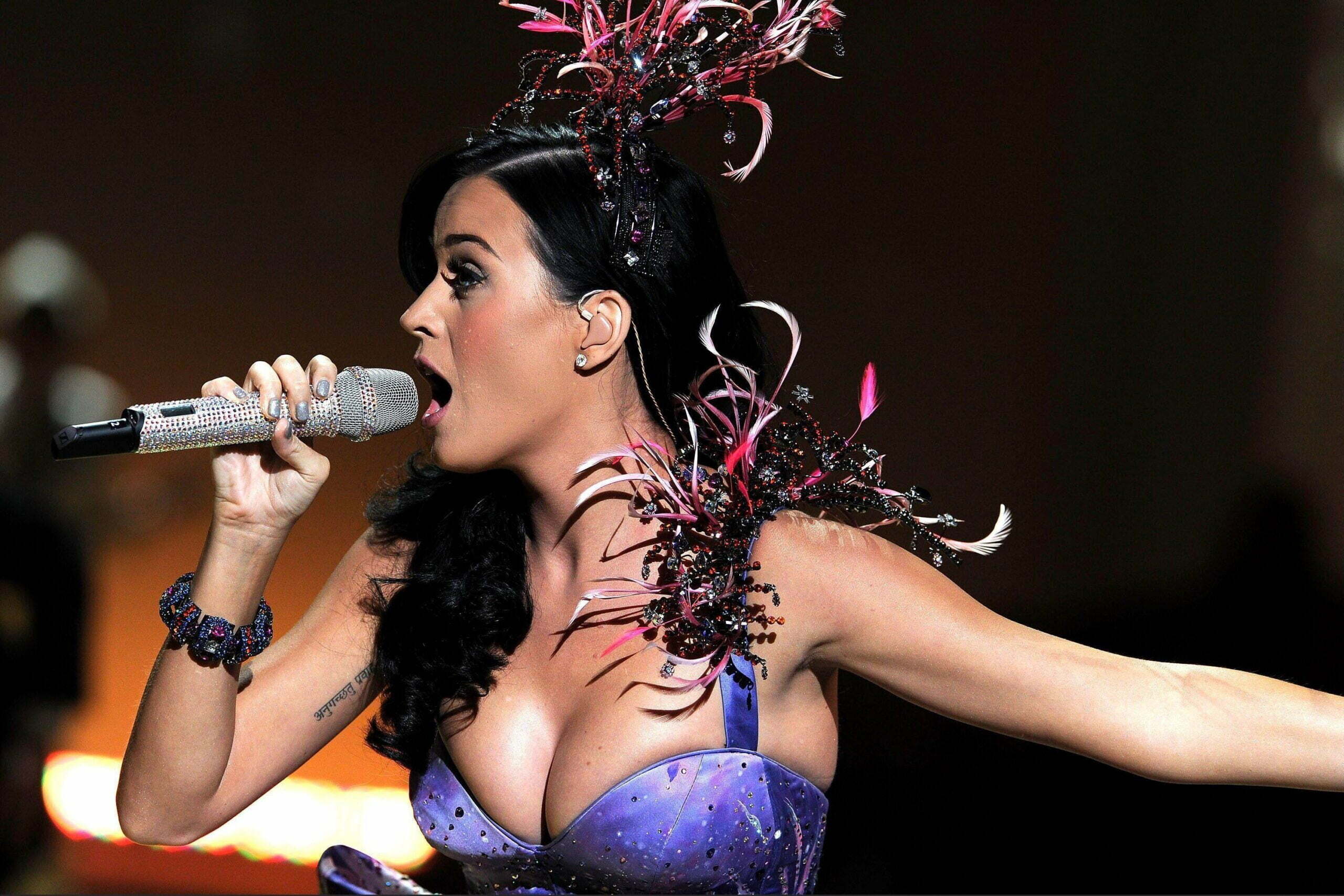 Katy Perrys overflowing Cleavage is a sight to behold