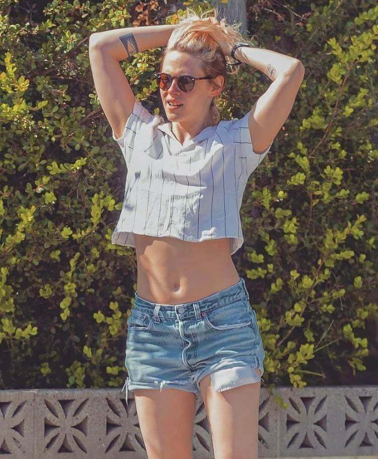 Kristen Stewart with an exceptional view of her belly