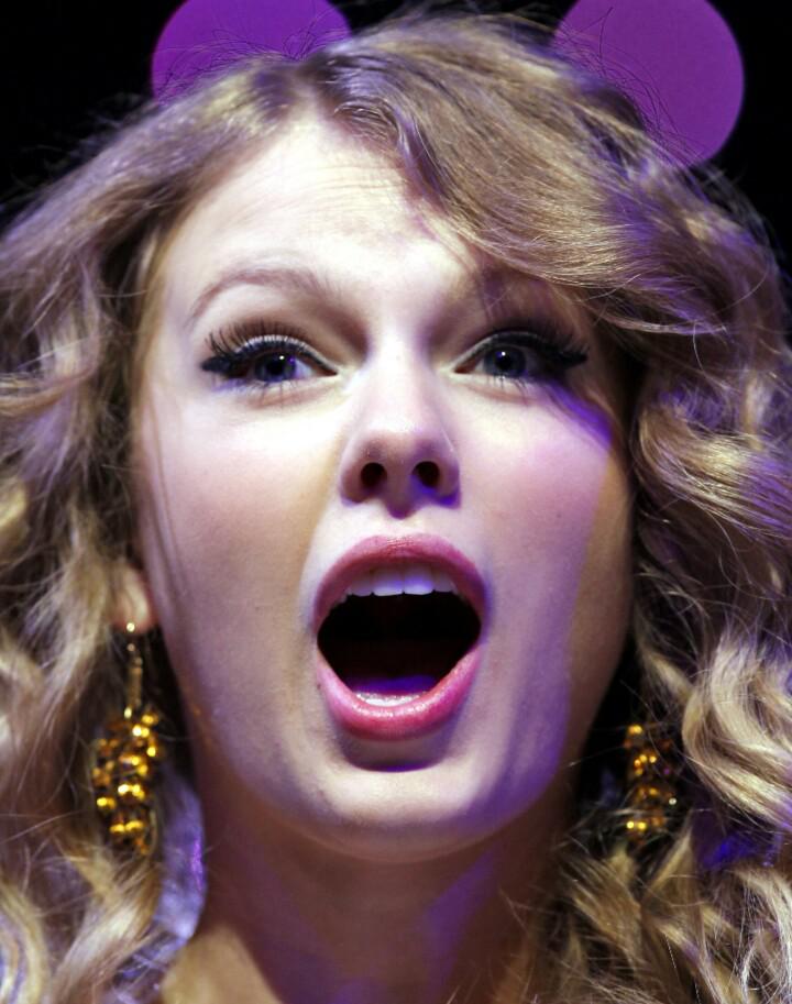 Take aim and cum inside Taylor Swifts mouth