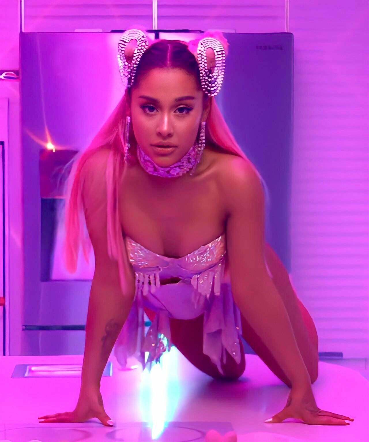 Who else loves watching 7 Rings clip for Ariana Grande