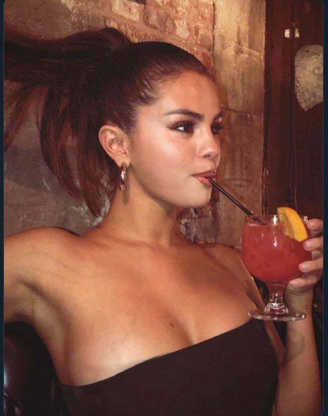 Who else would love to drink Selena Gomezs milk from