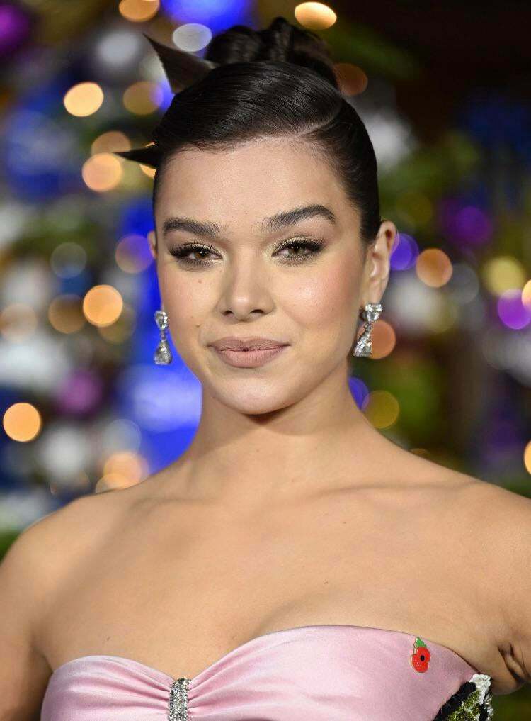 I need to cum on Hailee Steinfeld I really need