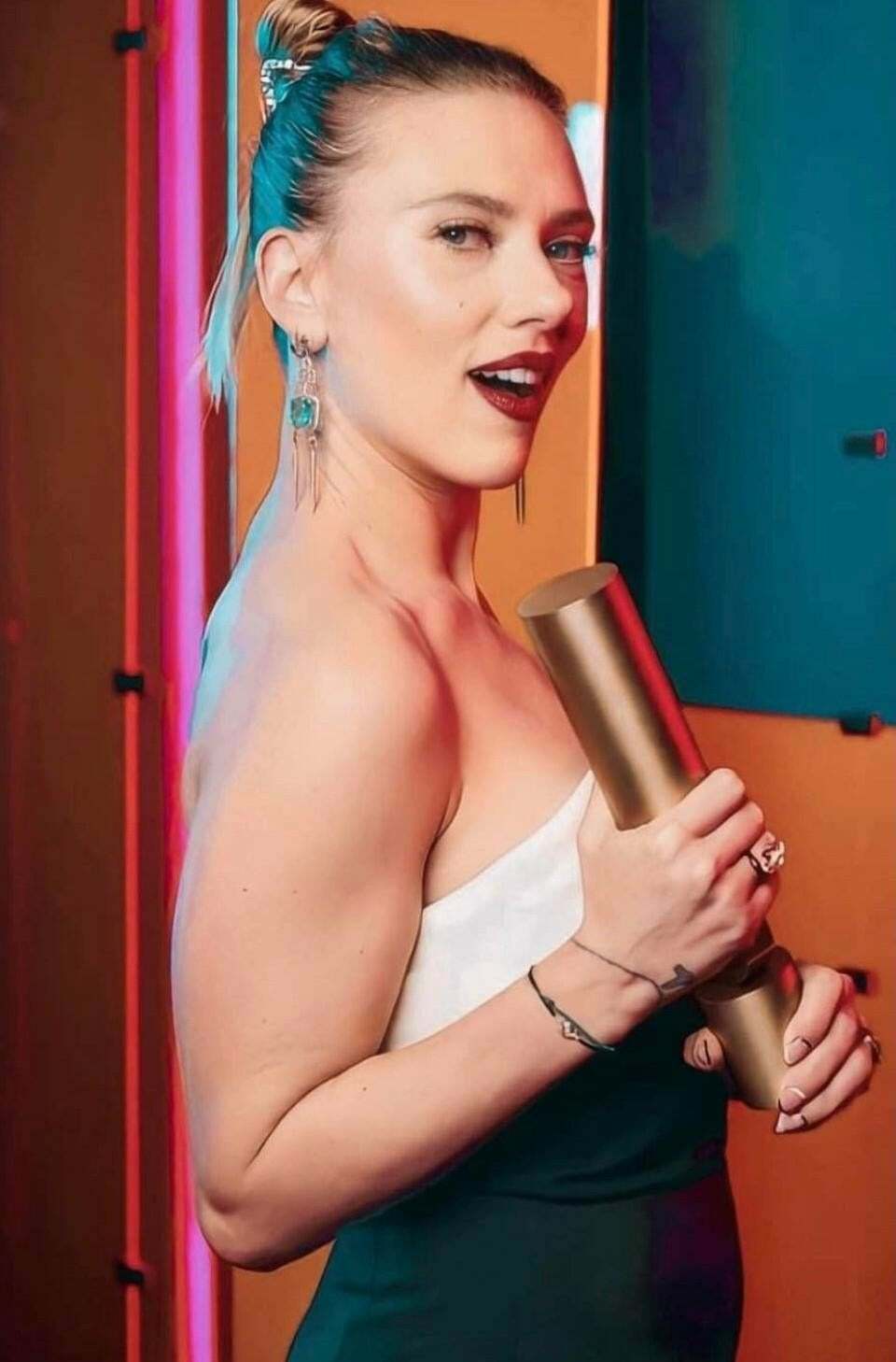 Imagine Scarlett Johansson giving you a handjob How long would