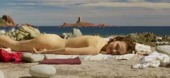 Natalie Portman sunbathing in Planetarium 2016