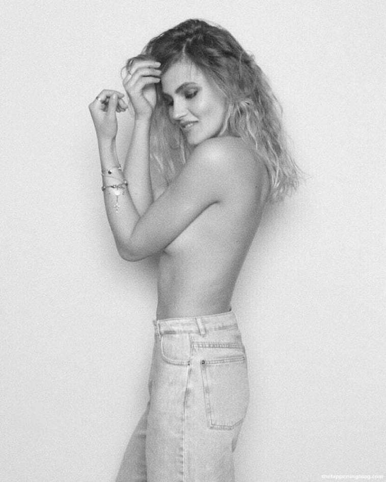 Elena Carriere Topless 5 Photos