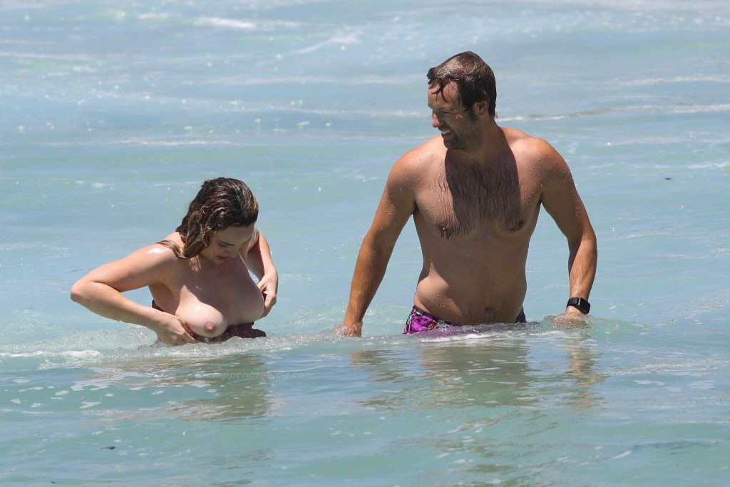 Abbie Chatfield Topless 5 Photos