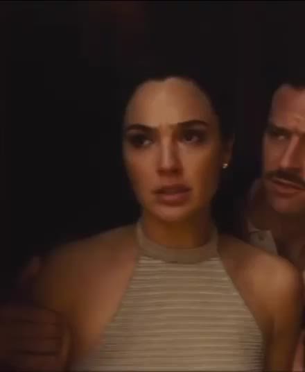 Gal Gadot braless little plots in Death on The Nile