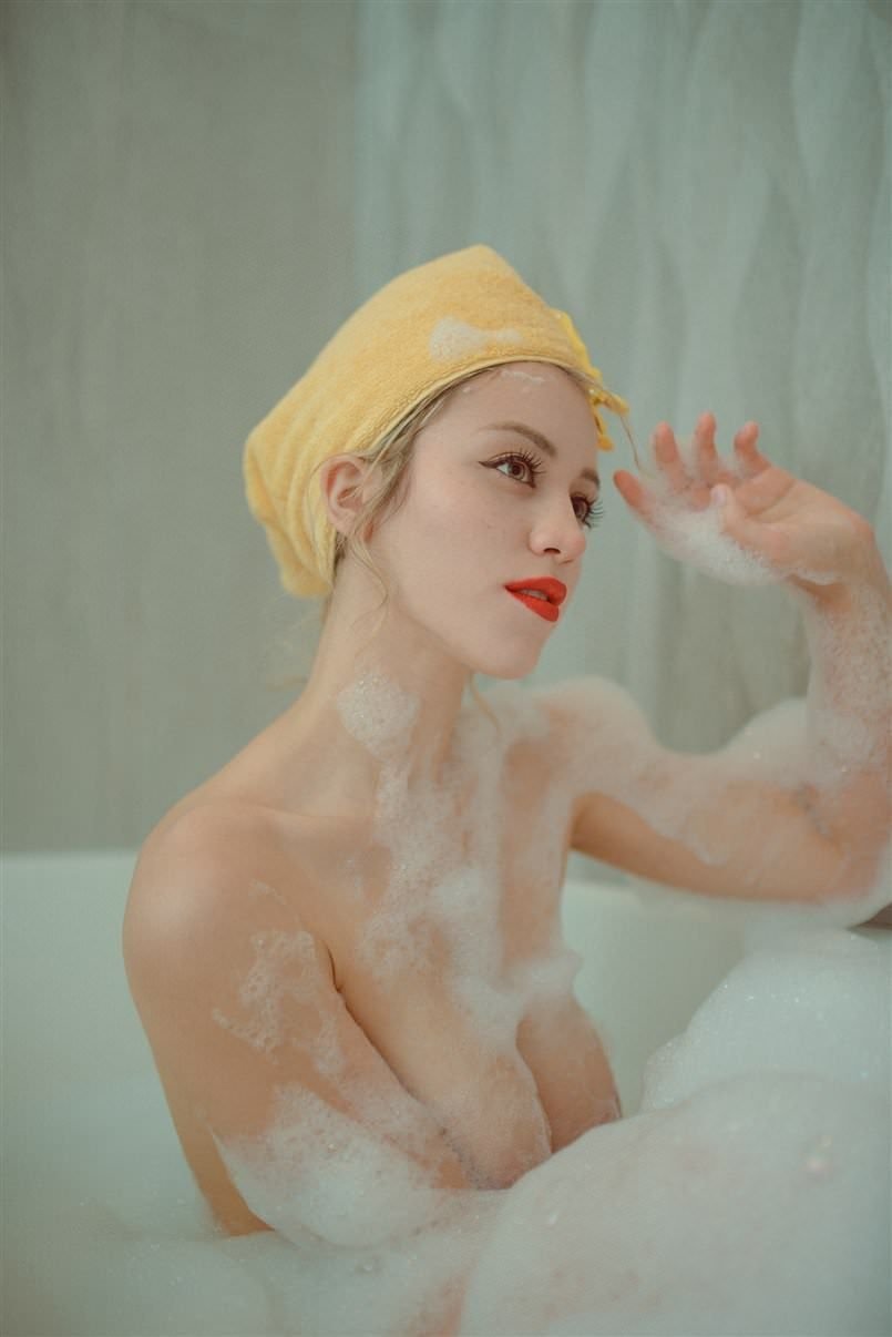 Caylee Cowan Nude 3 Photos