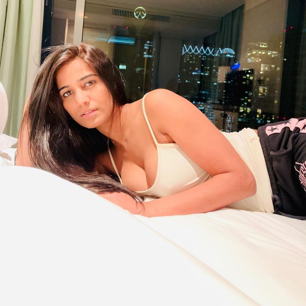 Poonam Pandey Topless 5 Photos