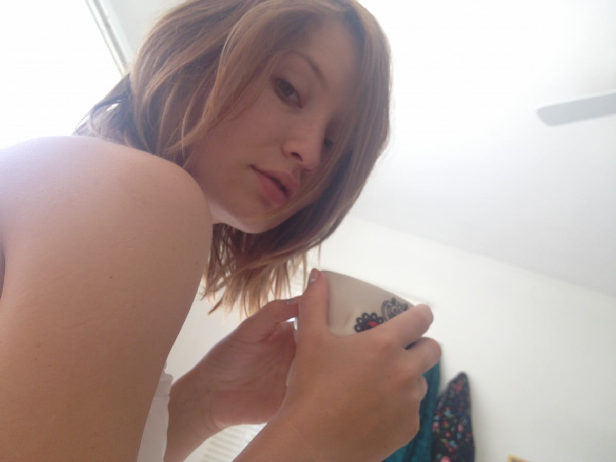 Emily Browning Leaks 20 Photos