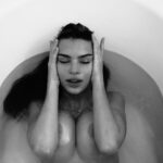 Emily Ratajkowski Nude & Sexy (7 Photos)