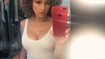 Jennifer Lopez Selfie (1 Photo)