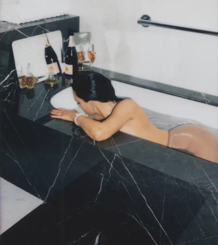 Kim Kardashian (5 Sexy Photos)
