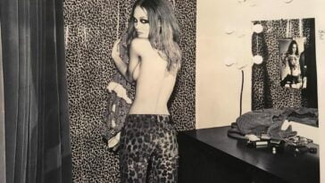 Lily-Rose Depp Sexy & Topless (4 Photos)