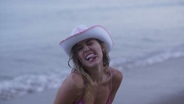 Miley Cyrus (2 Sexy Photos)