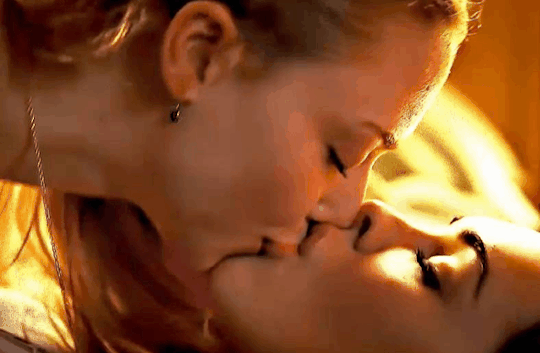 More kissing of Megan Fox and Amanda Seyfried