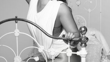 Demi Lovato Pantyless (1 Photo)