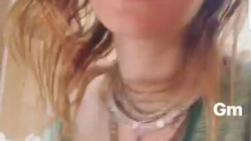 Bella Thorne Boob Slip (1 Pic + GIF)