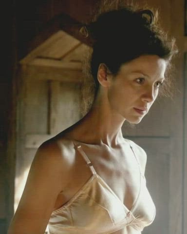 Caitriona Balfe in Outlander S01E02 2014