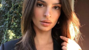 Emily Ratajkowski Braless (4 Photos)